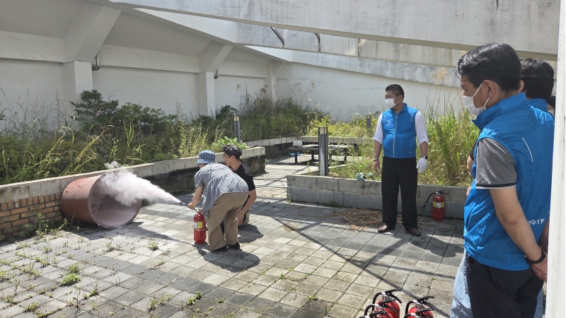 연수구 연수1동 주민자치회는 지난 7일 행정복지센터 건물 옥상에서 ‘함께 배우고, 함께 대비하는 안전공동체 만들기’ 주민 참여 소방 훈련을 진행했다